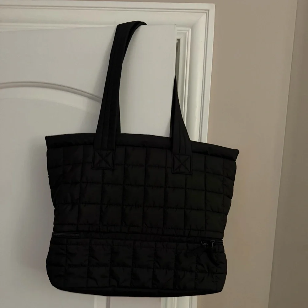 Brand new”Reebok”(ELLIE)tote bag.Size-H-15”,W-20”xD7”.23L capacity.Color-black🖤 - Picture 2 of 14